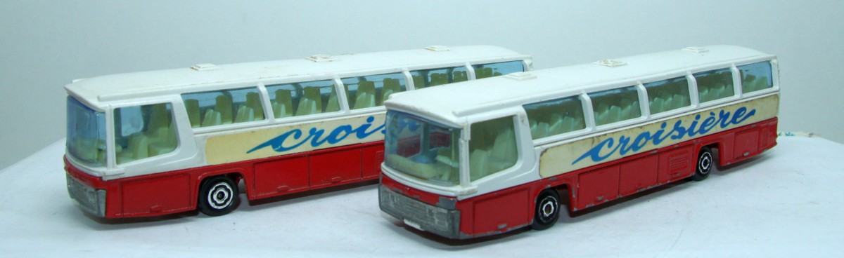Majorette Bus, Neoplan Autobus mit Aufschrift "Croissiere", rot/weiß, Maßstab 1:87, bespielt mit  Gebrauchsspuren, siehe Bilder, ohne Originalverpackung. Der Preis gilt für einen Bus