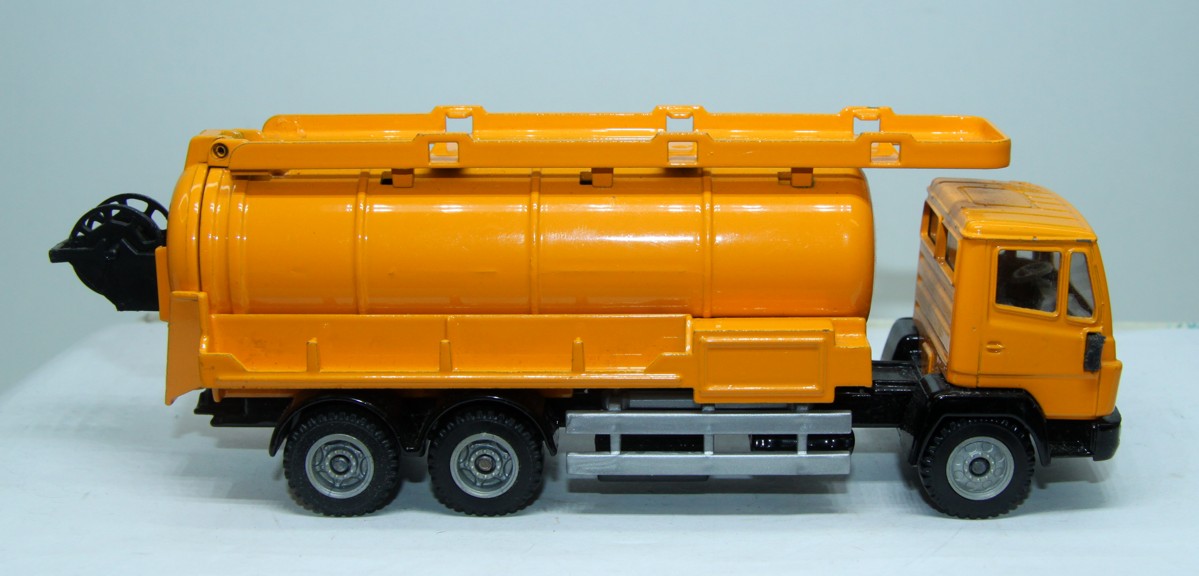 Siku MB, truck for liquids, orange, scale 1:55, 