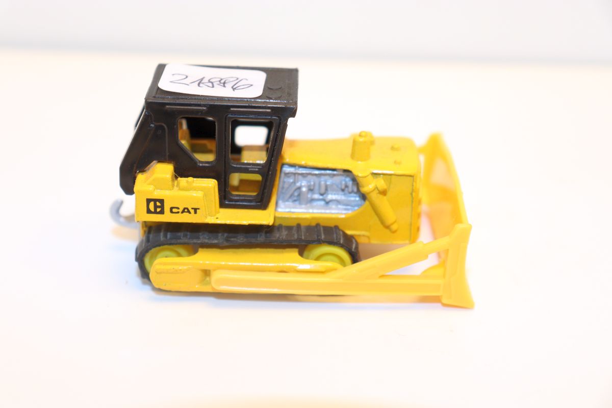 Matchbox SW21886, Matchbox Caterpillar ‘Cat’, No. 64 Tractor, yellow/black, vintage, 1979 Macau, 1:90 scale, 