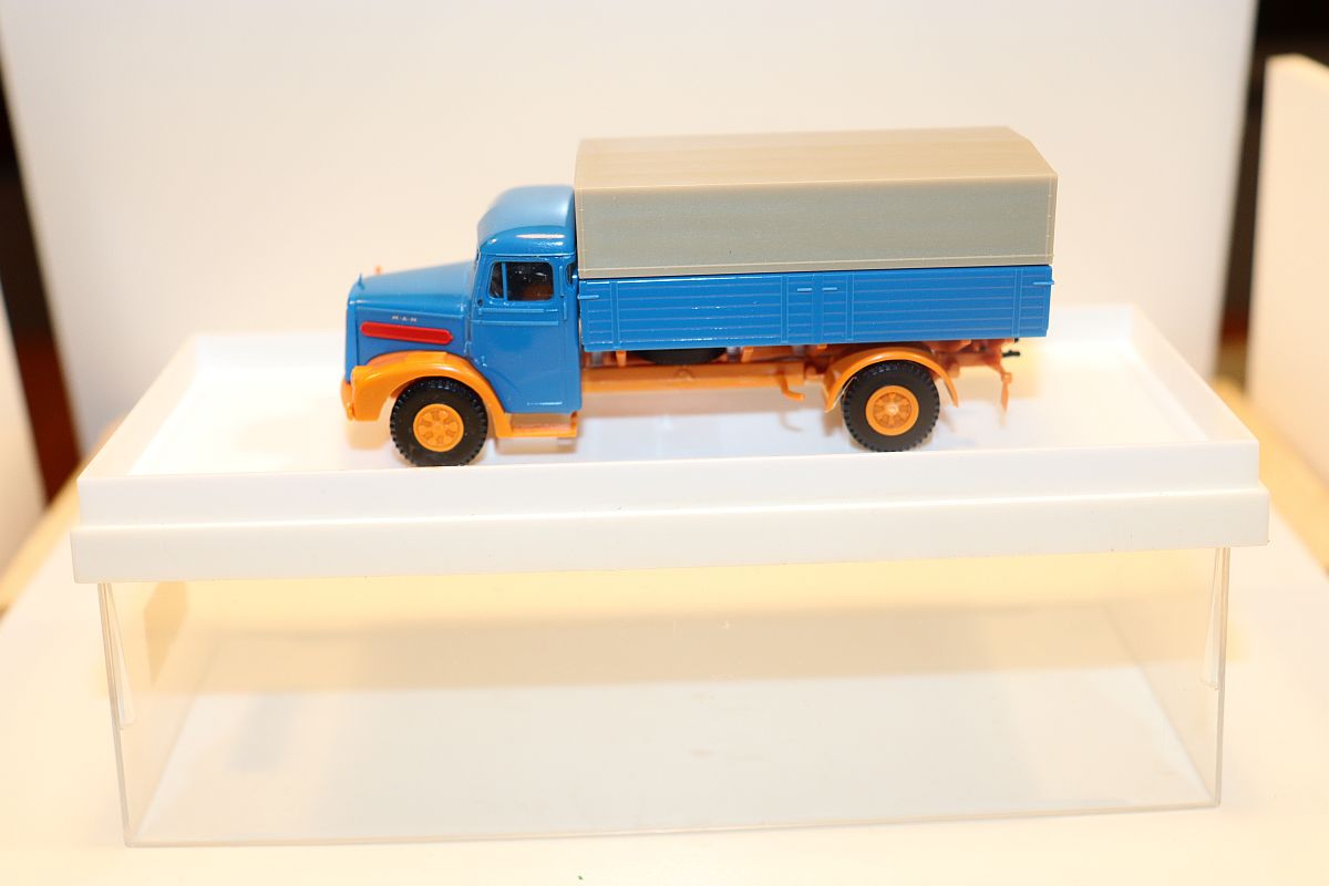 Brekina 7200, MAN F8 LKW o. Beschriftung, blau