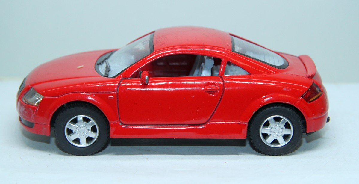 Kinsmart KT 5016, Audi TT Coupe, rot,  12,5cm, Maßstab 1:32, bespielt mit Gebrauchsspuren, siehe Bilder, ohne Originalverpackung