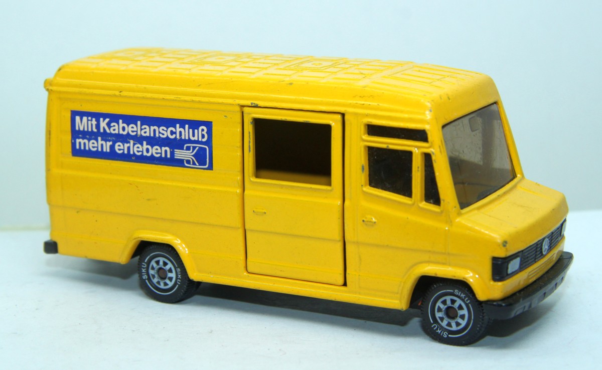 Siku 1922.Mercedes Benz 809 D Postwagen, mit Aufschrift "Mit Kabelanschluß mehr erleben", gelb, Maßstab 1:55, bespielt mit sichtbaren Gebrauchsspuren, siehe Bilder, ohne Originalverpackung 