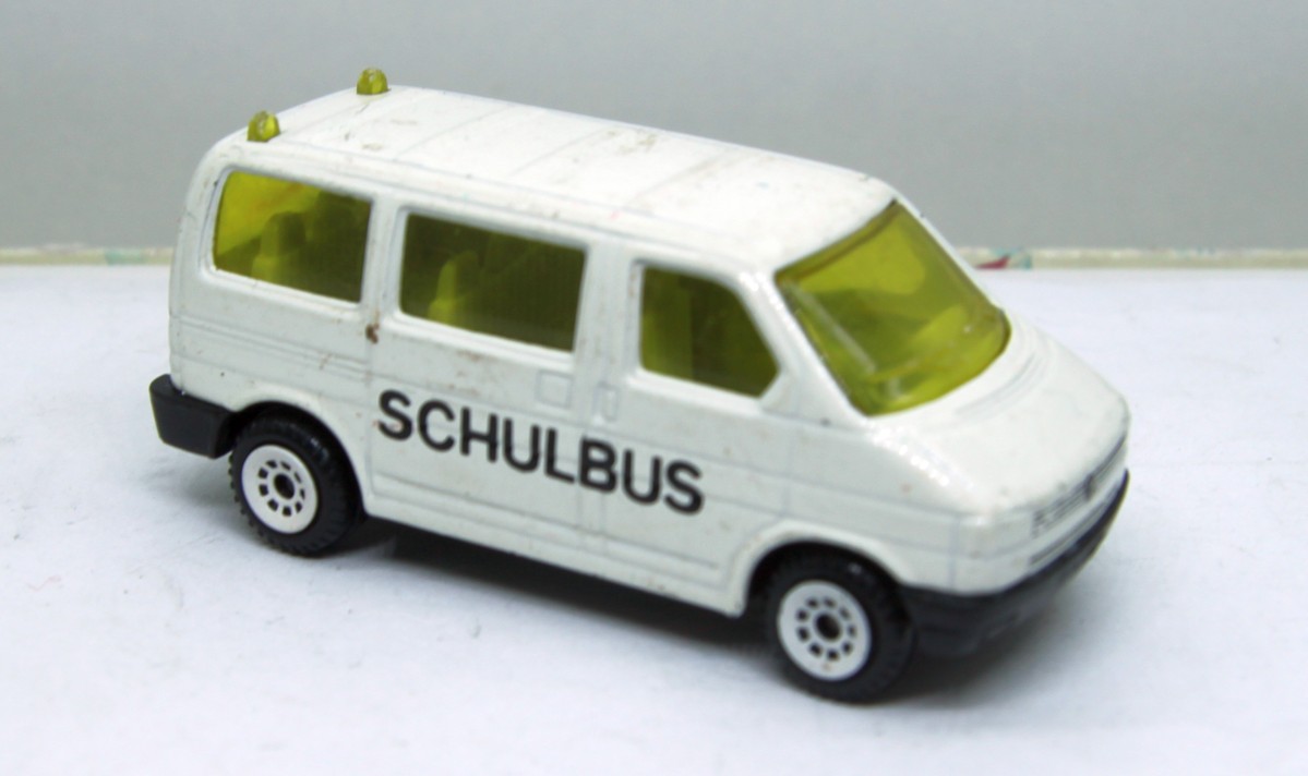 SIKU 0824, VW VOLKSWAGEN T4 TRANSPORTER mit Aufschrift "SCHULBUS", bespielt mit Gebrauchsspuren, siehe Bilder, ohne Originalverpackung 