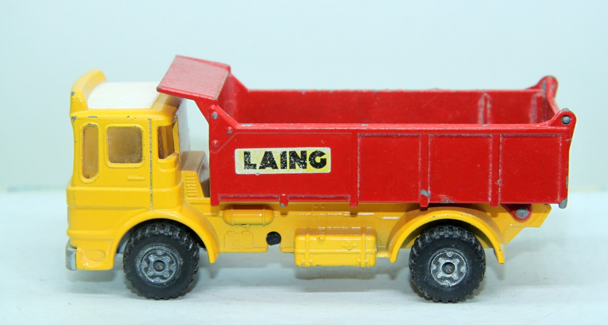 Matchbox Super Kings LKW Kipper, rot/gelb, mit Aufschrift "LAING", Lesney Products 1979,Maßstab 1:55, bespielt mit  sichtbaren Gebrauchsspuren, siehe Bilder, ohne Originalverpackung