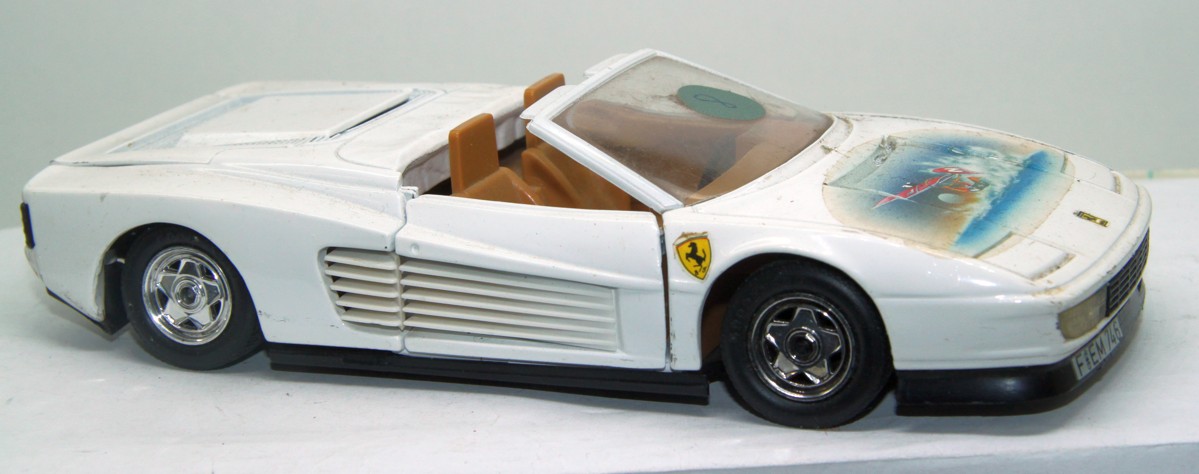 Revell, Ferrari Testerossa,  Maßstab 1:24, weiß, bespielt mit  Gebrauchsspuren, siehe Bilder, ohne Originalverpackung.