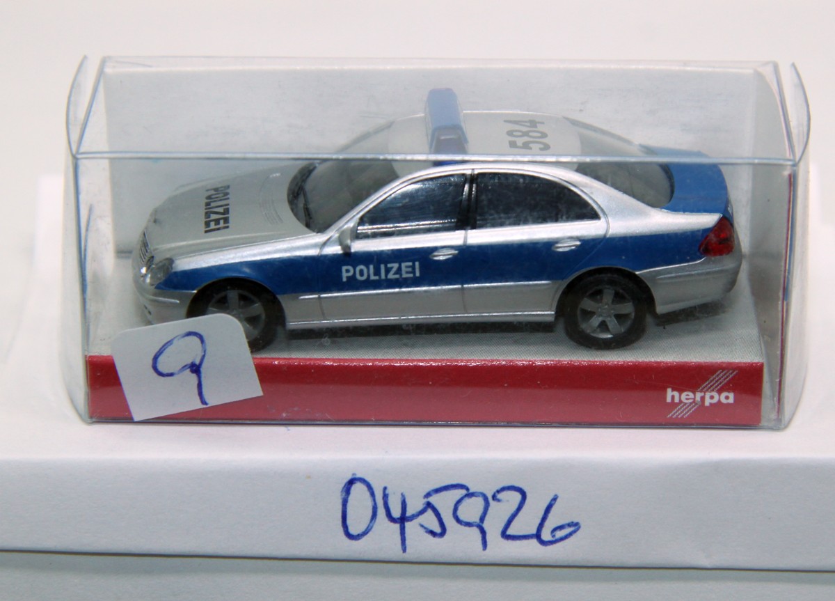 Herpa 045926, Mercedes-Benz E-Klasse (W211) Polizei Hamburg "584", silber/blau