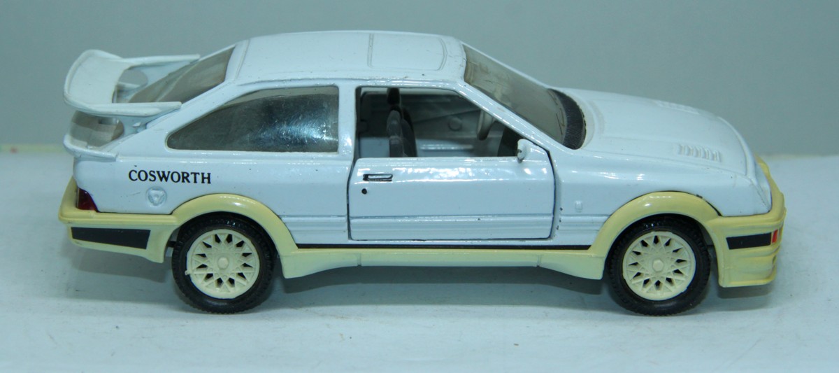 Matchbox Superkings, Sierra RS 500, Cosworth, weiß, Maßstab 1:43, bespielt mit deutlichen Gebrauchsspuren, siehe Bilder, ohne Originalverpackung