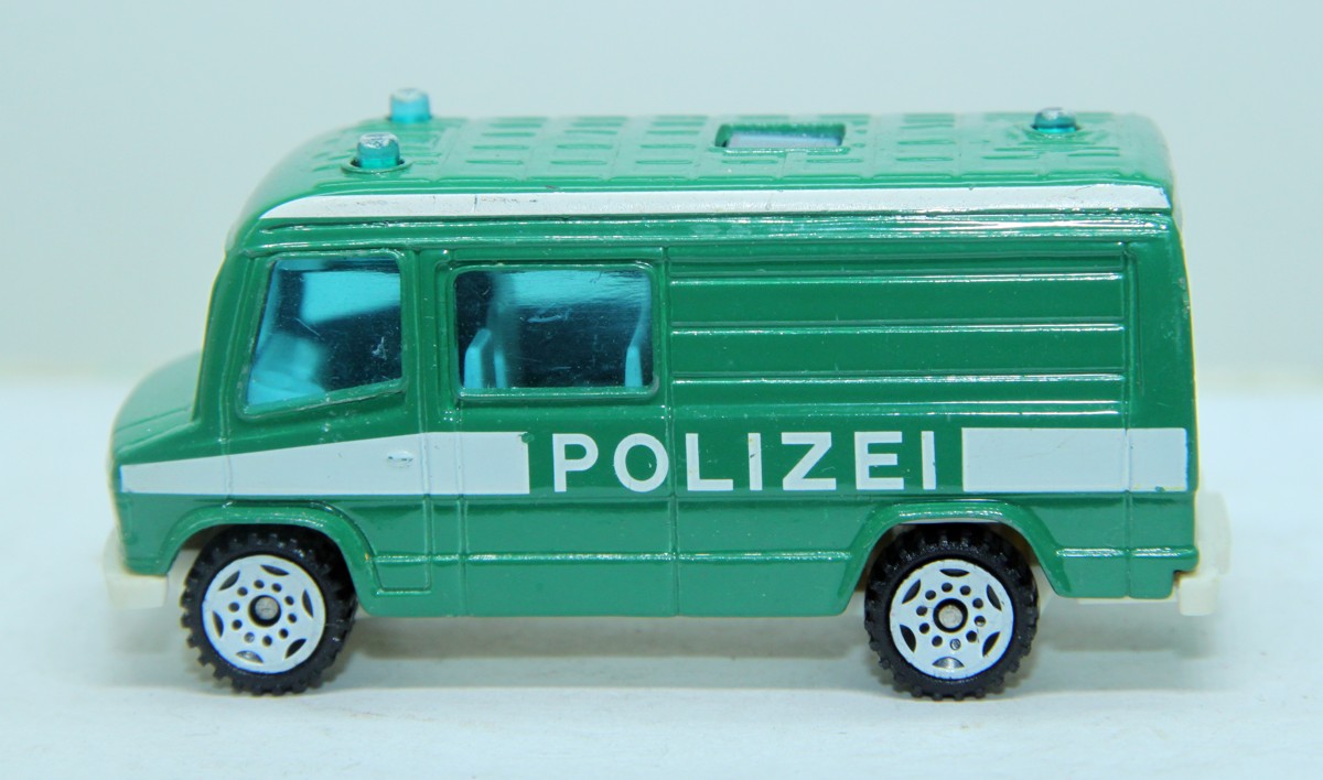 Siku 0804 0805, Mercedes Benz Sprinter, Polizei grün, Einsatzwagen, Maßstab 1:55, bespielt mit Gebrauchsspuren, siehe Bilder, ohne Originalverpackung