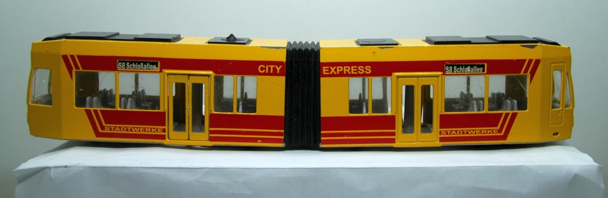 Siku Straßenbahn, mit Aufschrift "City Express, Stadtwerke", bespielt mit deutlichen Gebrauchsspuren, siehe Bilder, ohne Originalverpackung 