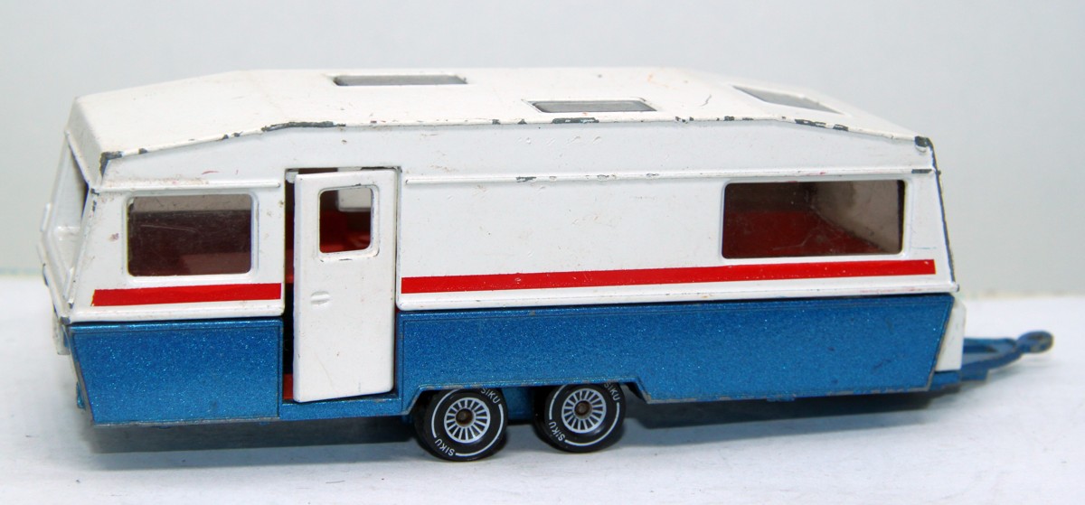 SIKU 2518 Caravan Wohnwagen Tandemachse, blau-metallic/weiß, Maßstab 1:55, bespielt mit  Gebrauchsspuren, siehe Bilder, ohne Originalverpackung 