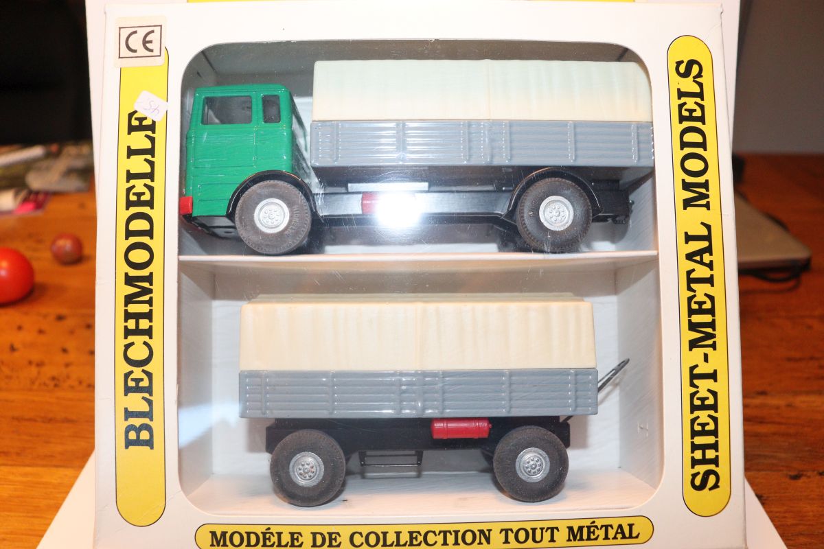 KOVAP 0625, Mercedes Lastkraftwagen (Truck) inklusive passendem Anhänger, grün/grau
