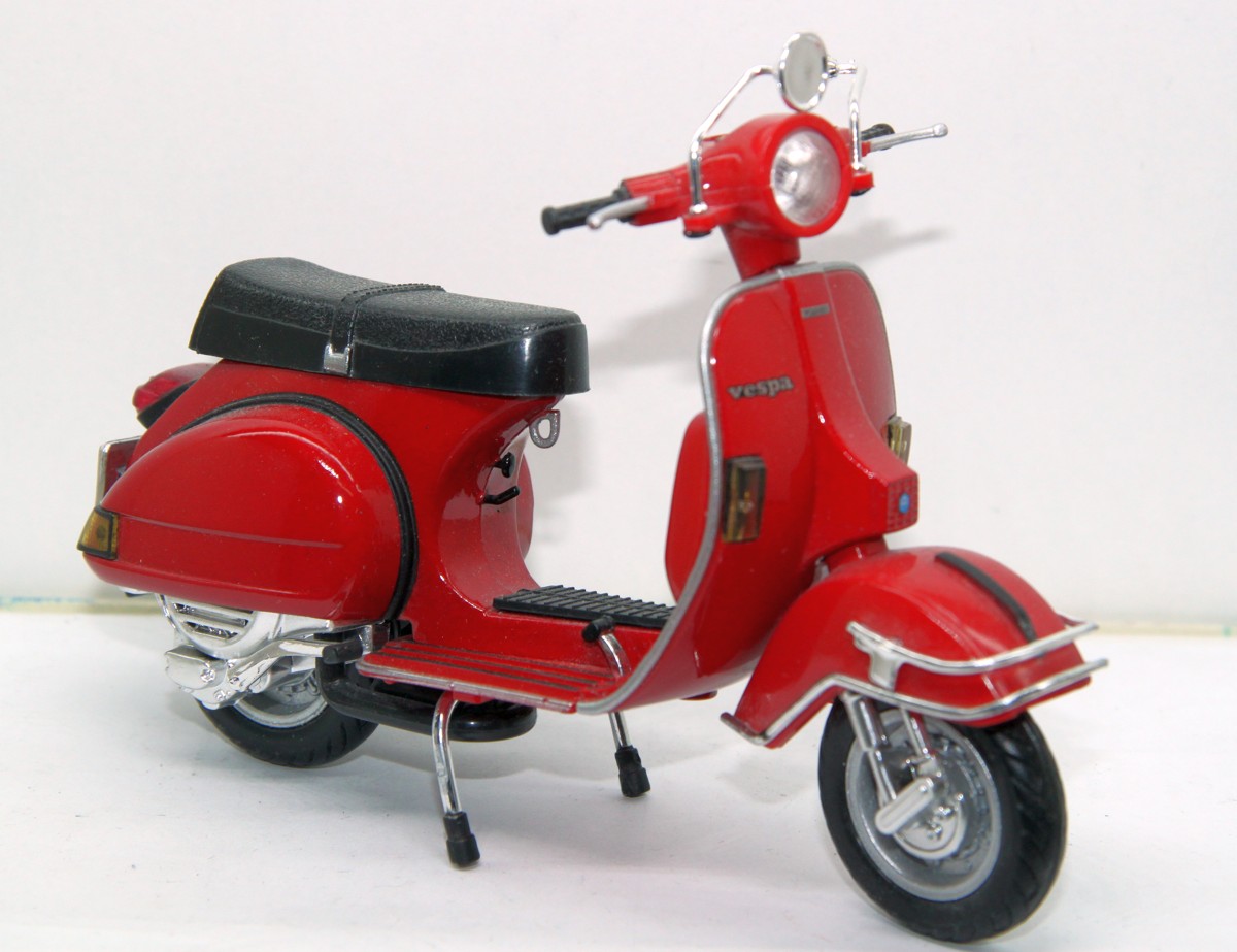 „Vespa Motorroller, Motorrollermodell 1:12, mit frei rollenden Rändern und ausklappbarem Seitenständer, 20 cm, rot, ohne Originalverpackung