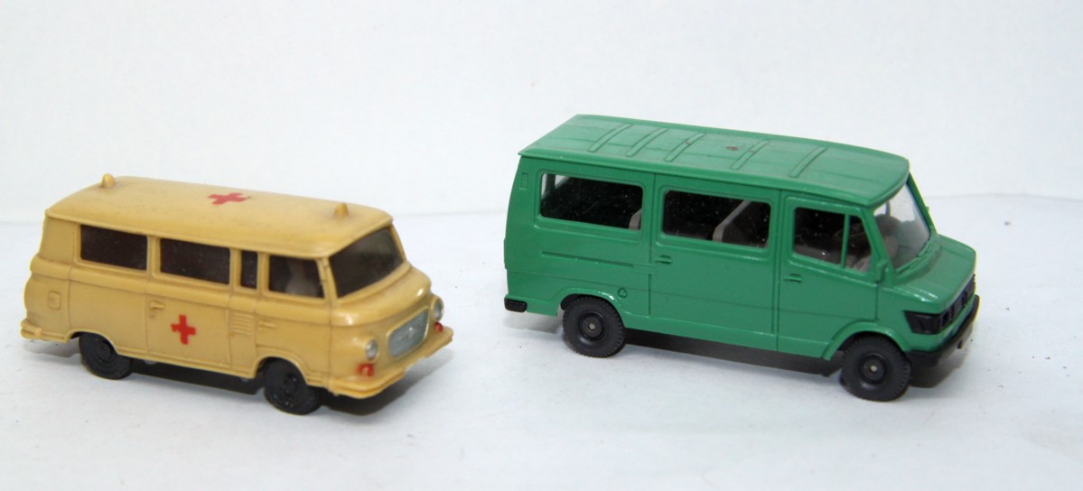 Set Wiking MB 282 + Krankenwagen, Wiking Mercedes Benz Transporter 280-282, grün + Krankentransportwagen, Spur H0, mit Ersatzverpackung