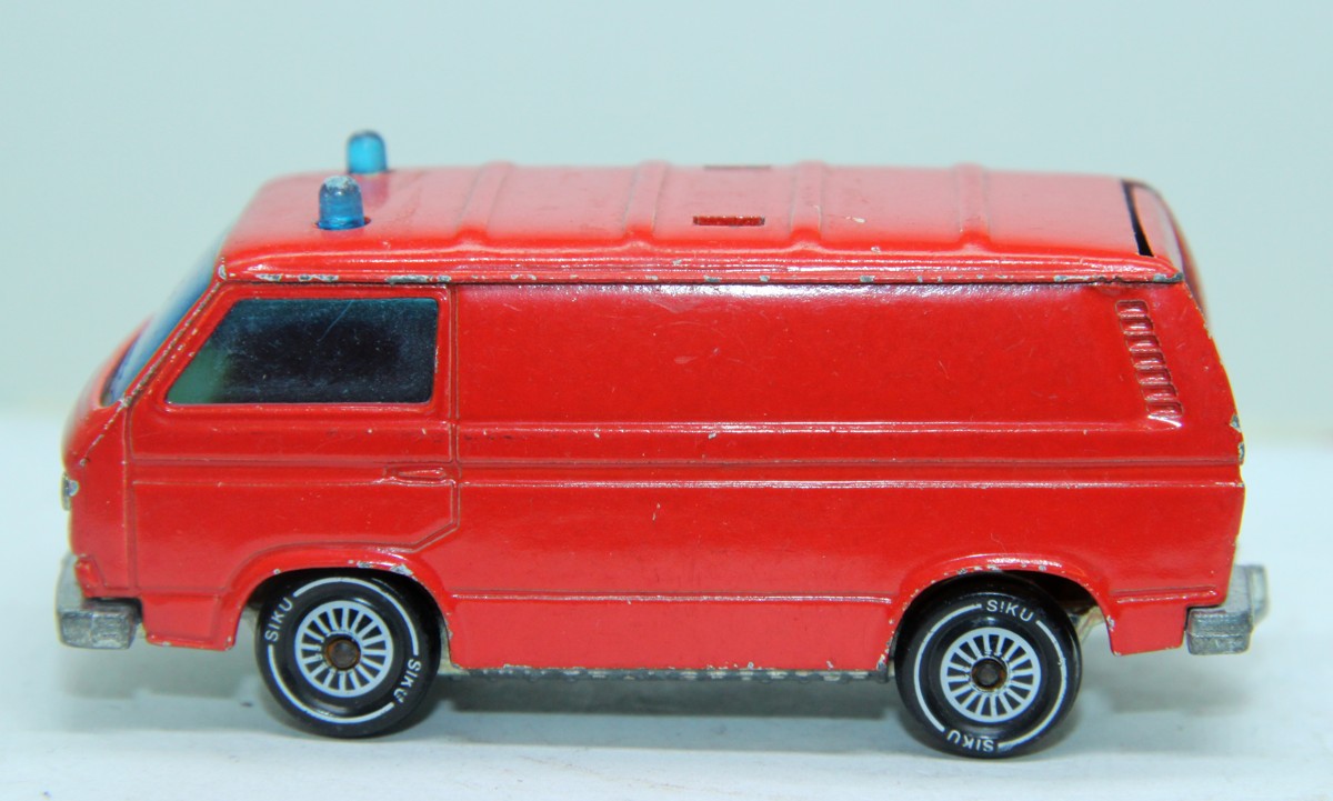 Siku 1331, VW Transporter, rot, Maßstab 1:55, bespielt mit Gebrauchsspuren, siehe Bilder, ohne Originalverpackung.