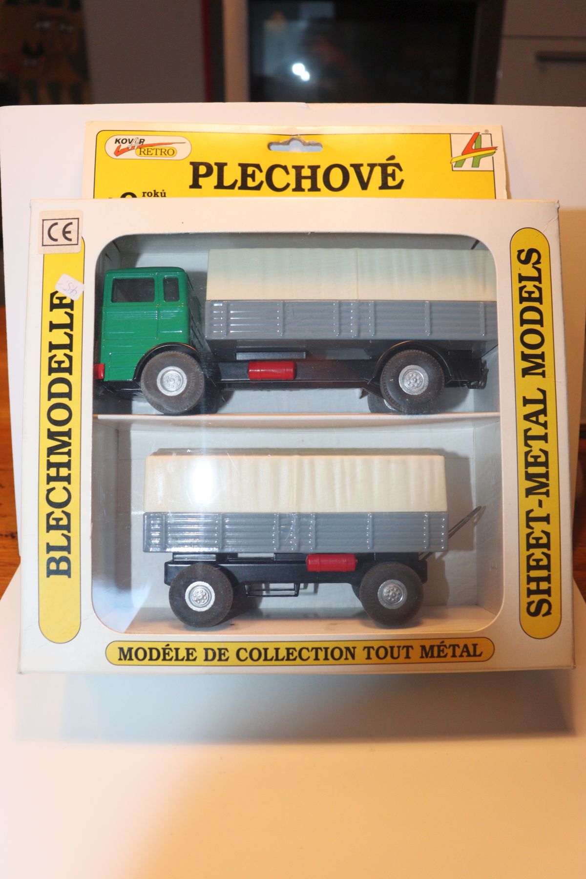 KOVAP 0625, Mercedes Lastkraftwagen (Truck) inklusive passendem Anhänger, grün/grau