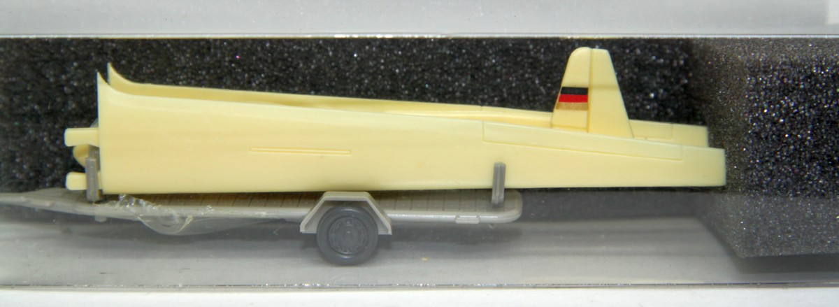 Revell Praline 4951, Spezialanhänger mit Segelflugzeug ,Aufschrift "D - 7742", für Spur H0, mit Originalverpackung