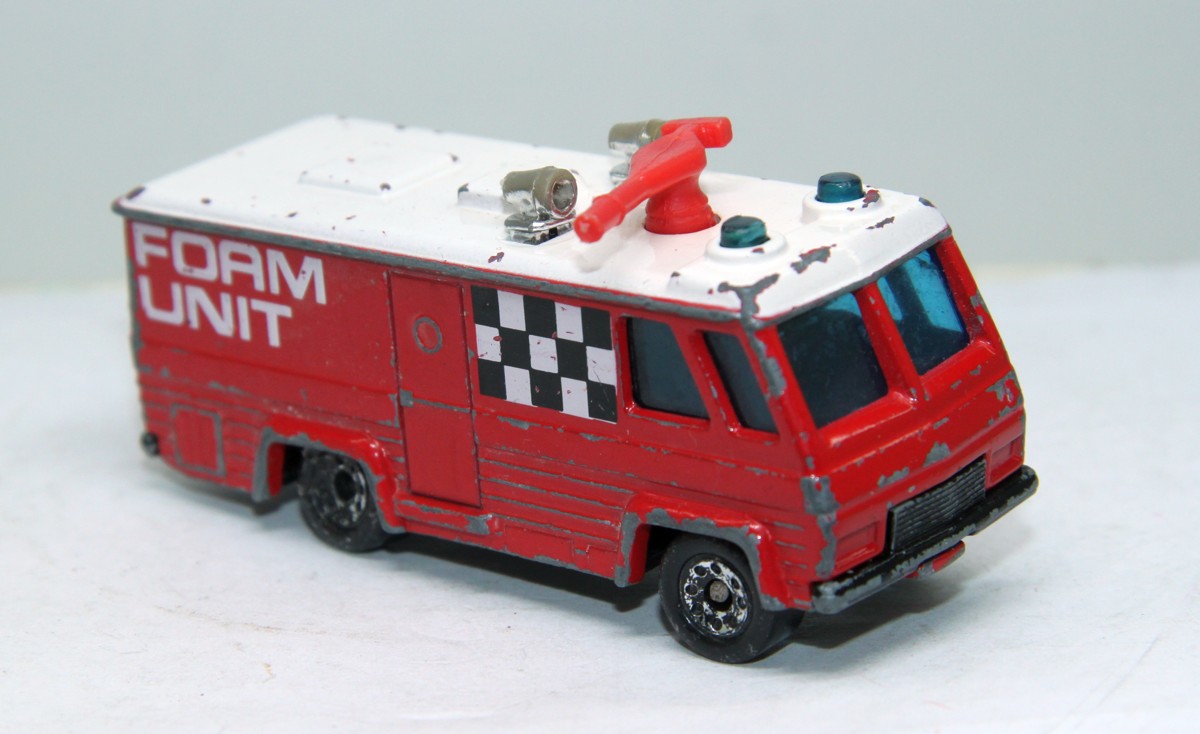 Matchbox Command Vehicle, "Foam Unit", Maßstab 1:75, bespielt mit deutlichen Gebrauchsspuren, siehe Bilder, ohne Originalverpackung, 