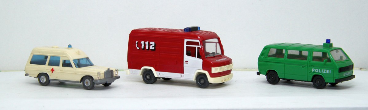 Feuerwehr/Polizei/Krankenwagen Set SW 13681, bestehend aus Feuerwehr/Polizei- und Krankentransportauto, für Spur H0, in Ersatzverpackung