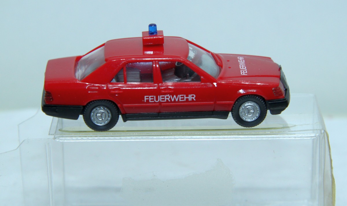 WIKING 16600, Mercedes-Benz 260E, mit Aufschrift Feuerwehr, rot, für Spur H0, in Originalverpackung