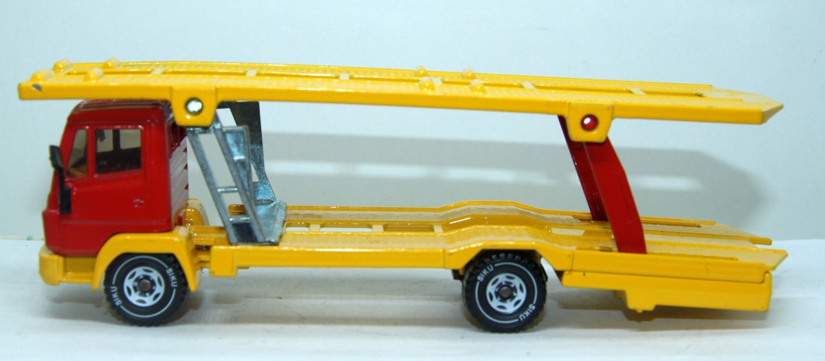 Siku Mercedes Mercedes Autotransporter, gelb/rot Maßstab 1:55, bespielt mit  Gebrauchsspuren, siehe Bilder, ohne Originalverpackung.