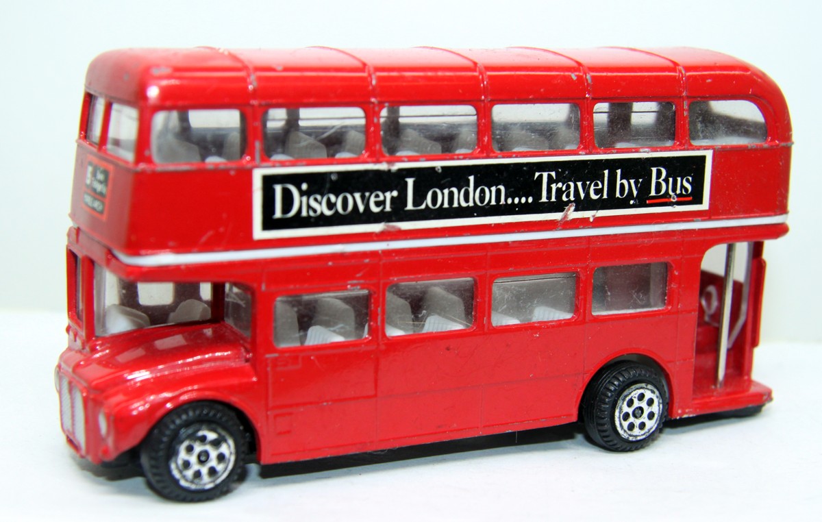 Ocean Trading Limited, London Doppeldecker Bus, mit Aufschrift "Discover London.... Travel by Bus", rot, Maßstab 1:55, bespielt mit  Gebrauchsspuren, siehe Bilder, ohne Originalverpackung 