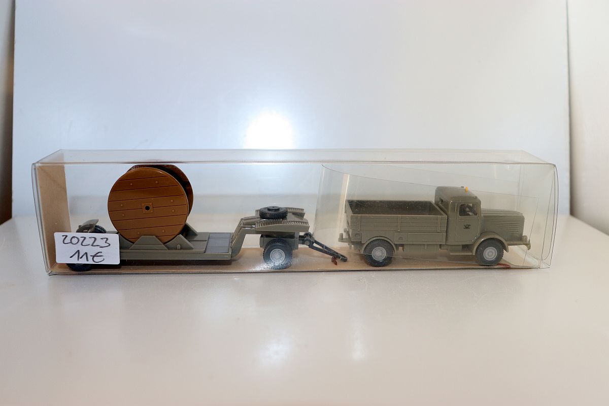 Wiking 27852, SW20223, Büssing 8000 with low loader trailer cable reel, gray, for H0 scale