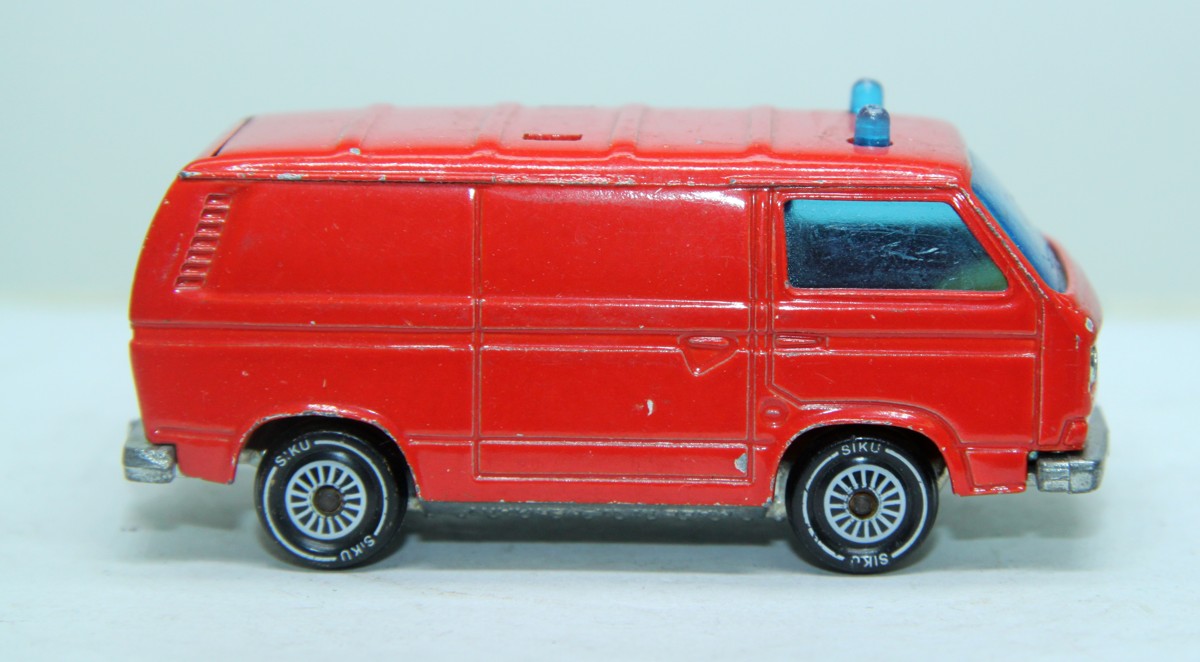 Siku 1331, VW Transporter, rot, Maßstab 1:55, bespielt mit Gebrauchsspuren, siehe Bilder, ohne Originalverpackung.