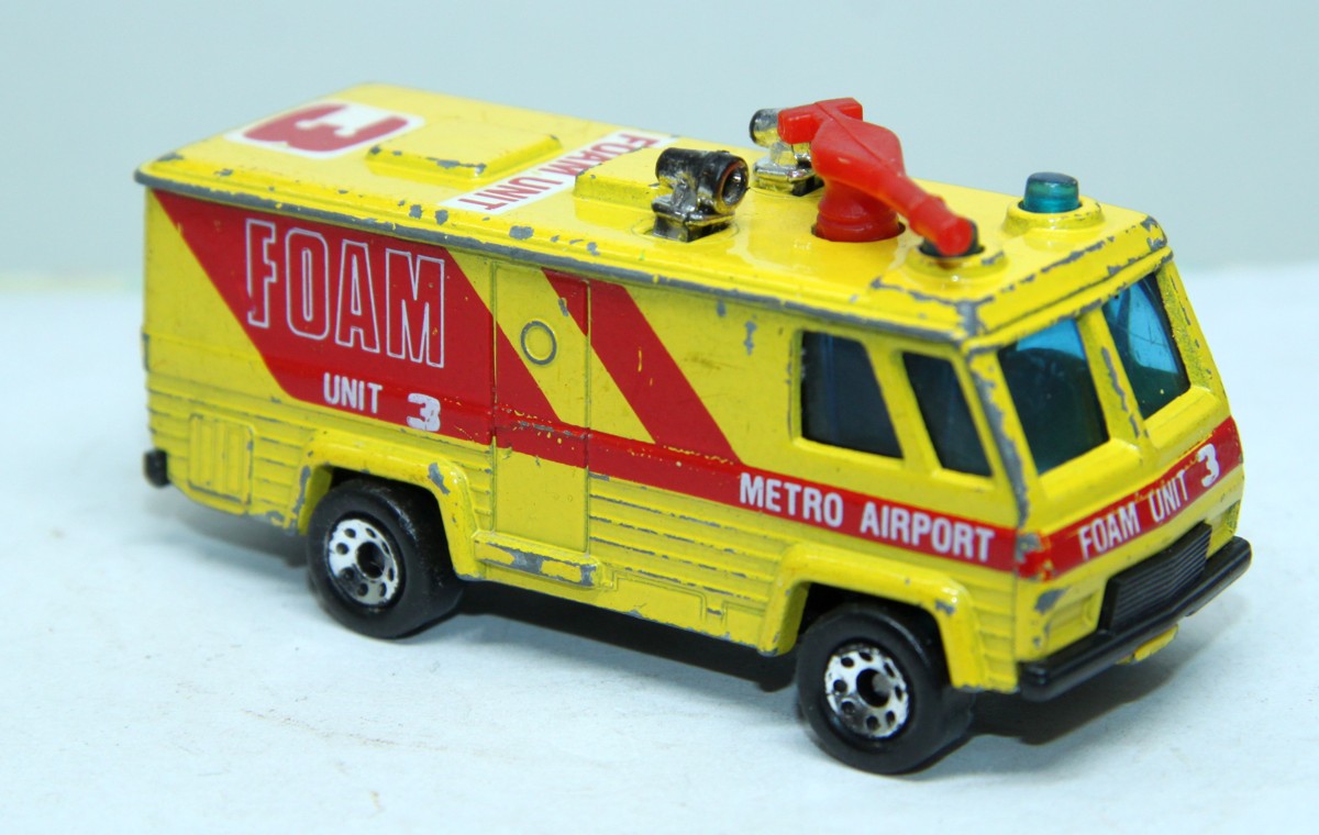 Matchbox command vehicle, "rot/gelb, Foam Unit 3, Metro Airport, Maßstab 1:114, bespielt mit deutlichen Gebrauchsspuren, siehe Bilder, ohne Originalverpackung, 