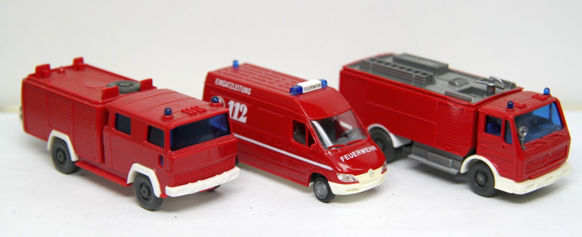 Feuerwehr-Set SW 13670, bestehend aus drei verschiedenen Feuerwehrautos, für Spur H0, in Ersatzverpackung
