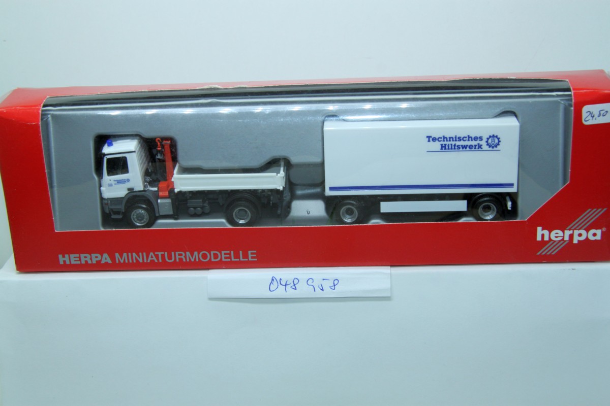 Herpa 048958, MB Actros S Allradkipper m, Ladekran u, Kofferanhänger,  "Technisches Hilfswerk"