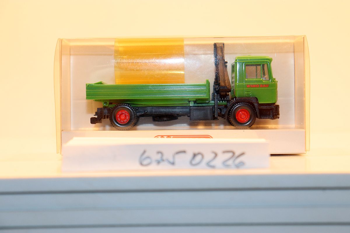Wiking 6750226, MAN F90 platform lorry with loading crane "Wimo Bau", green, 