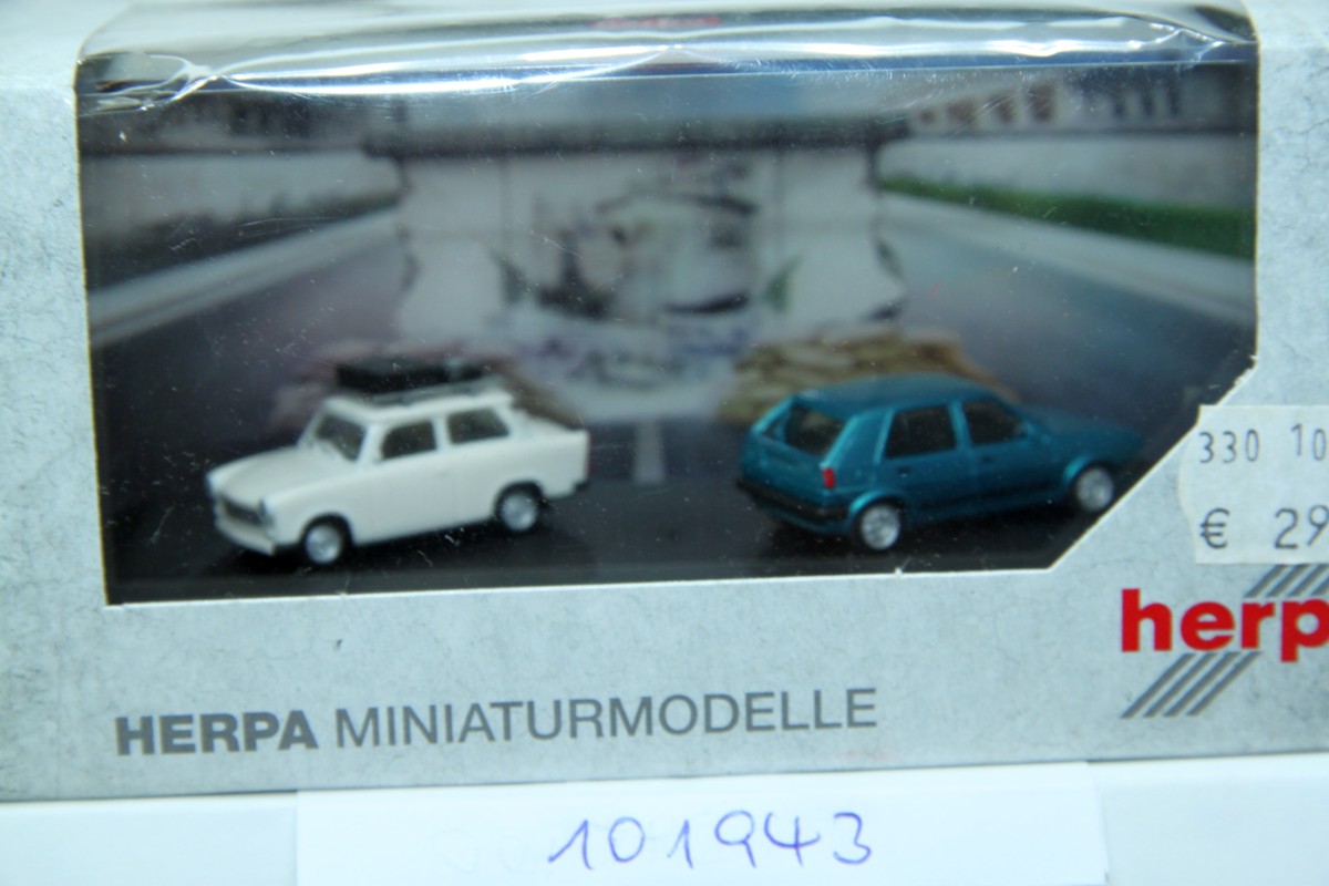 Herpa  101943, Herpa Set "25 Jahre Mauerfall": mit Trabant mit Dachträger (cremeweiß) und VW Golf (blaumetallic)