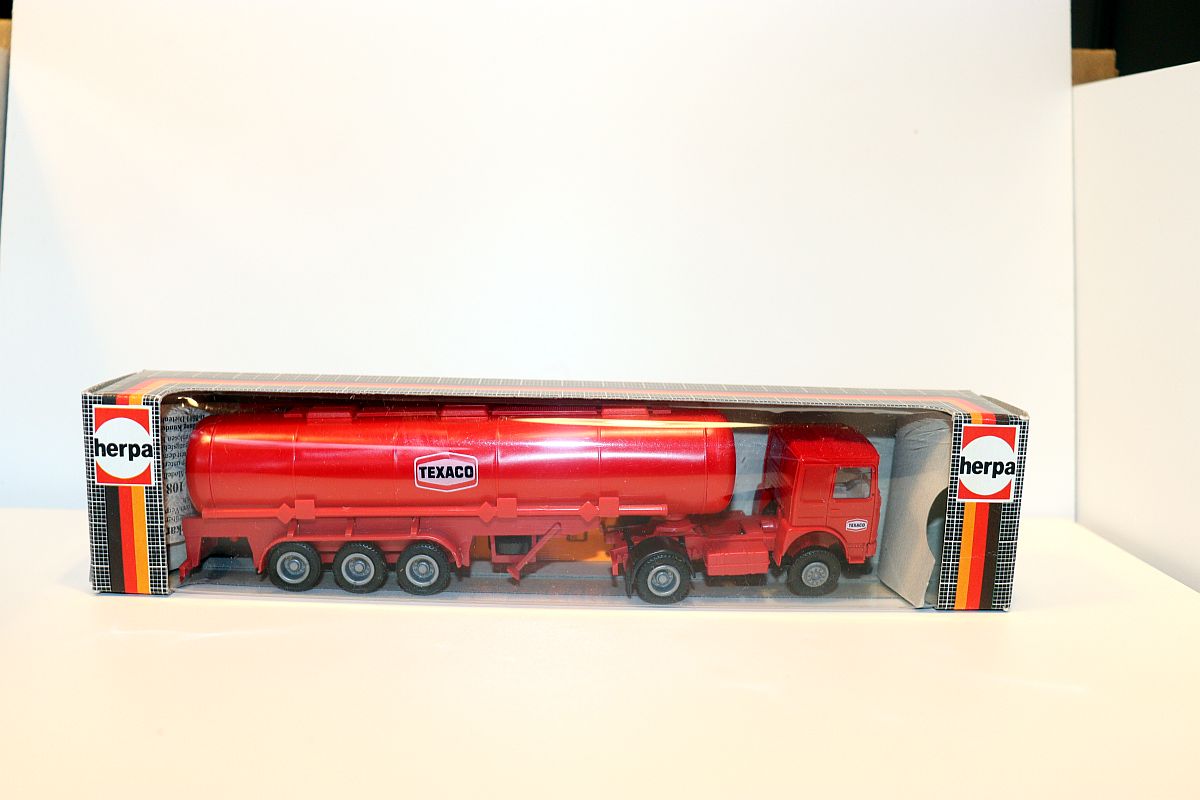 Herpa SW20227, Volvo F10 tank semitrailer truck “TEXACO”, red, for H0 scale