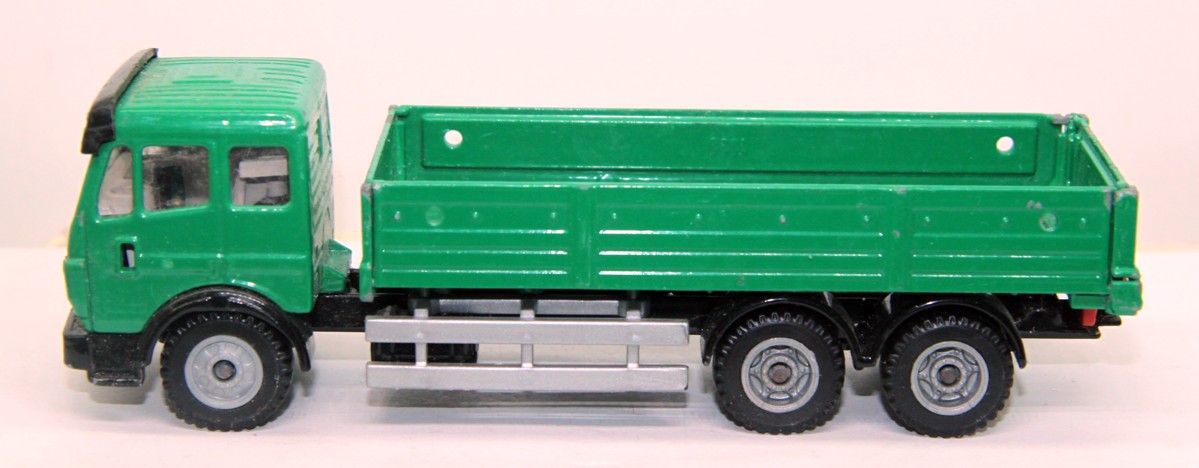 Siku, Mercedes Benz LKW mit Pritsche, Maßstab 1:55, grün, bespielt mit  Gebrauchsspuren (ein Spiegel fehlt), siehe Bilder, ohne Original verpackung 