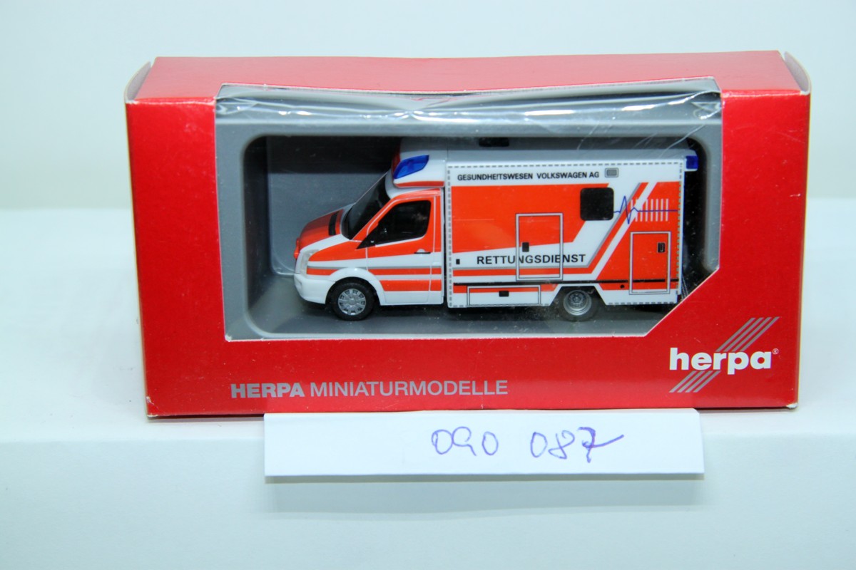 Herpa 090087, Blaulichtmodell VW Crafter Fahrtec RTW „Volkswagen Gesundheitsdienst“ i