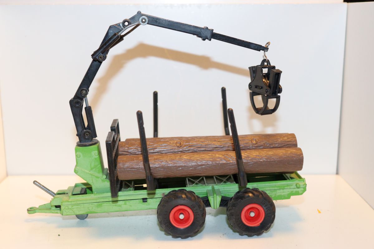 Siku SW21559, Siku forestry trailer with grab and plastic wood, green, scale 1:32, used, 