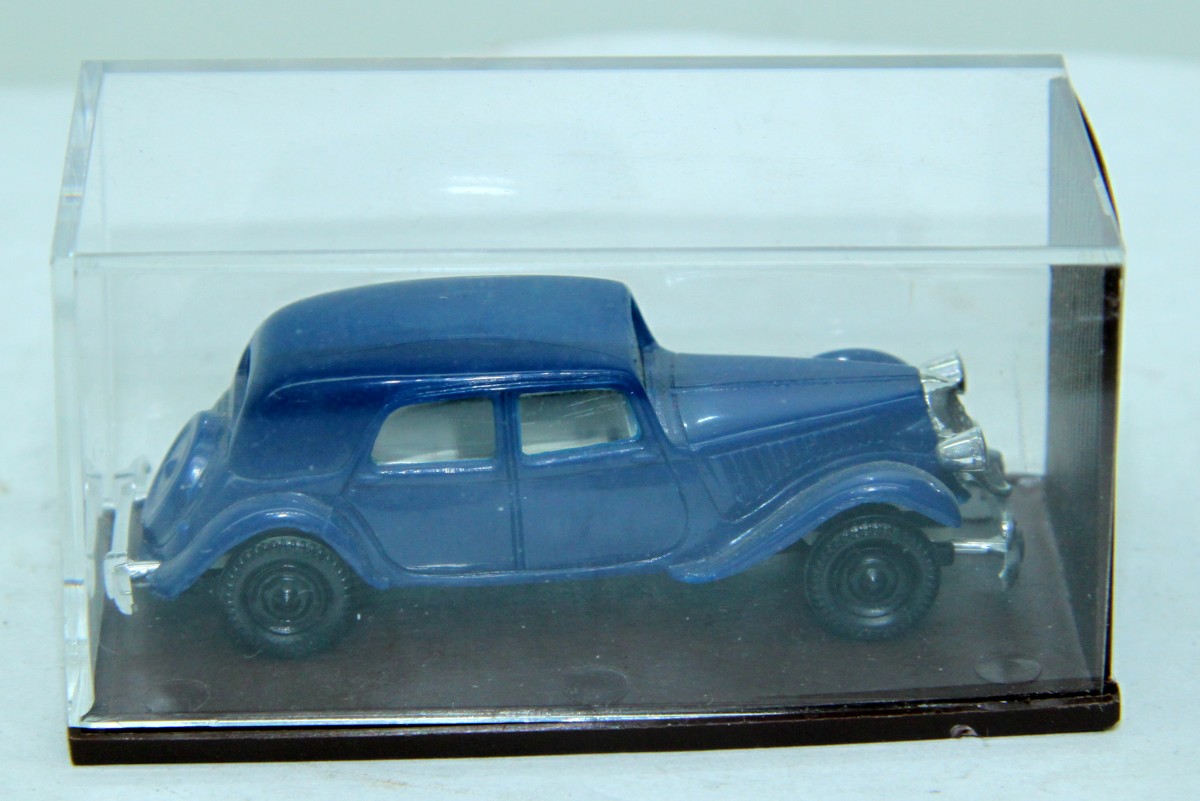 Brekina SW16268, Citroen Oldtimer in Garage, dunkelblau