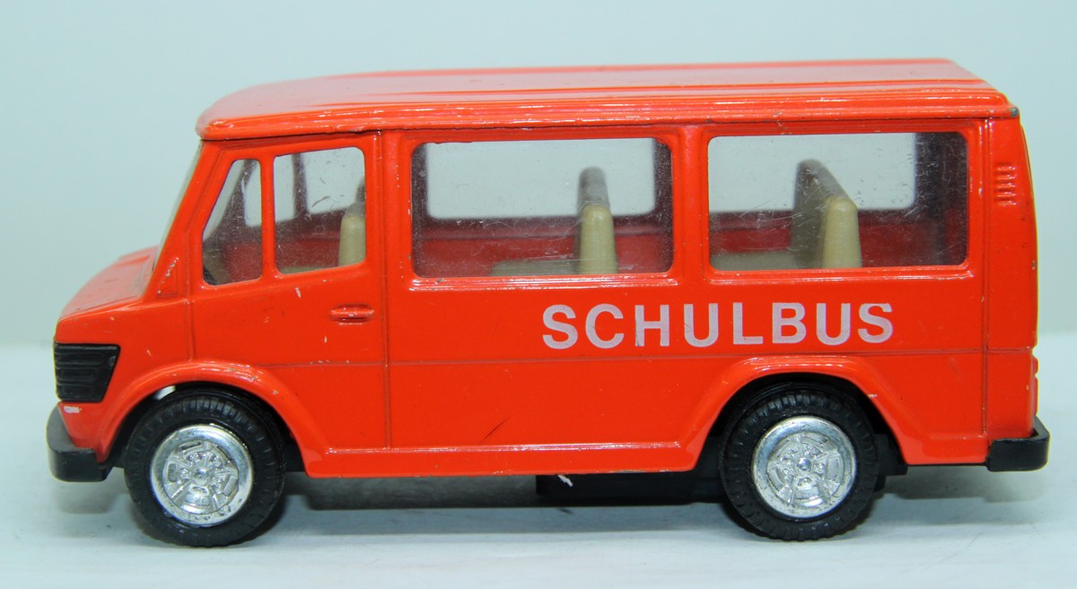 MB Kastenwagen, "Schulbus", rot, Maßstab 1:55, bespielt mit  sichtbaren Gebrauchsspuren, siehe Bilder, ohne Originalverpackung