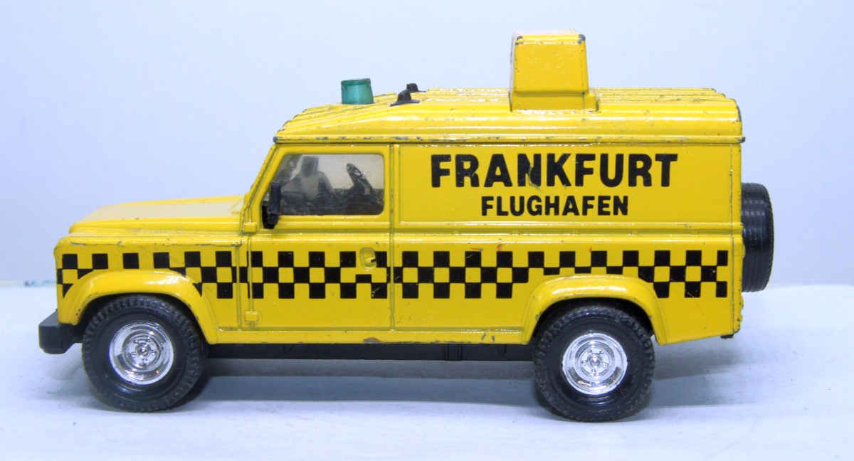 Matchbox Superkings, Land Rover 110, mit Aufschrift ‘Frankfurt Flughafen’ Diecast Yellow 1987, Maßstab 1:55, bespielt mit  sichtbaren Gebrauchsspuren, siehe Bilder, ohne Originalverpackung.
