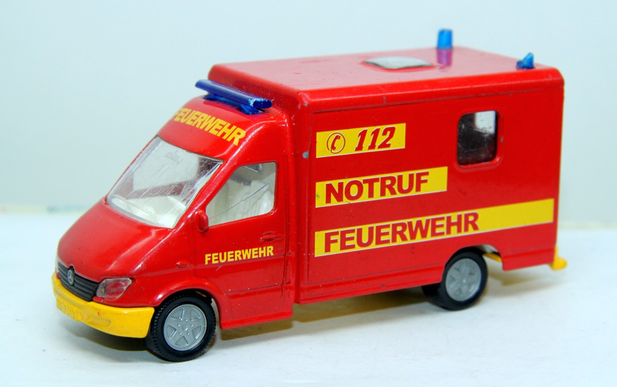 siku, Mercedes Benz sprinter 312 d,, mit Aufschrift "Notruf Feuerwehr 112", rot/gelb, Maßstab 1:55, bespielt mit Gebrauchsspuren, siehe Bilder, ohne Originalverpackung 