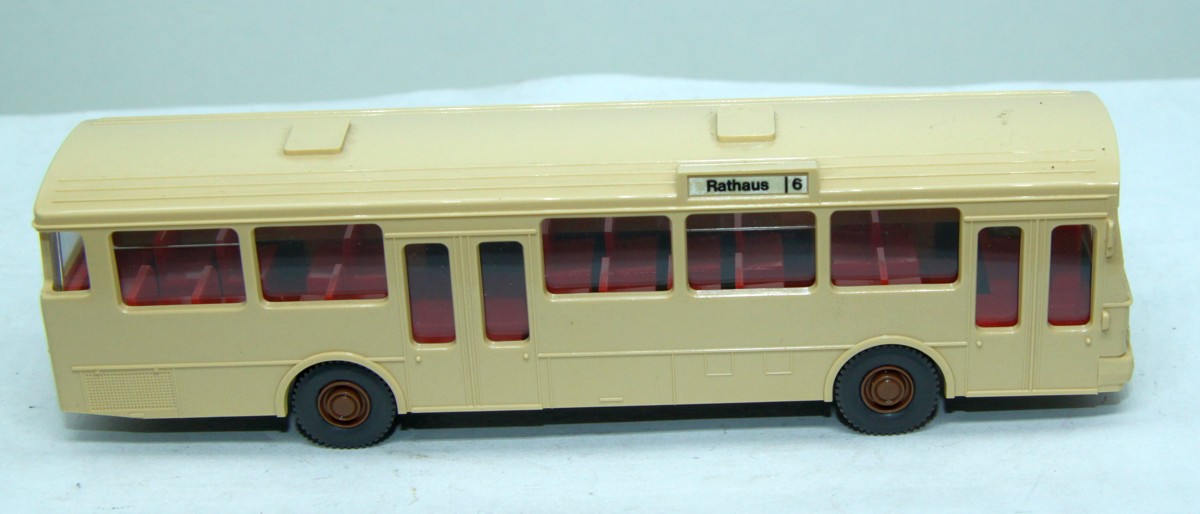 Wiking SW16254, MB O305,  Bus, "Linie 6 Rathaus"