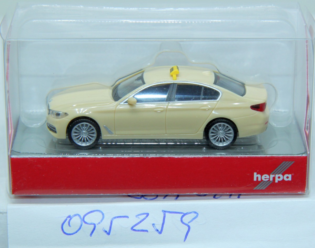 Herpa 095259, BMW 5ER LIMOUSINE "TAXI", beige, für Spur H0, mit Originalverpackung