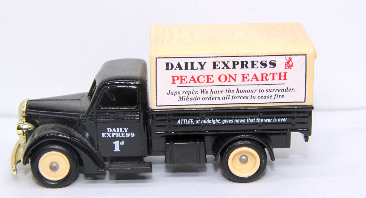 Lledo Ford Lorry 1945, creme/schwarz, mit Aufschrift "Daily Express, Peace on Earth", Metallauto, made in England, ohne OVP