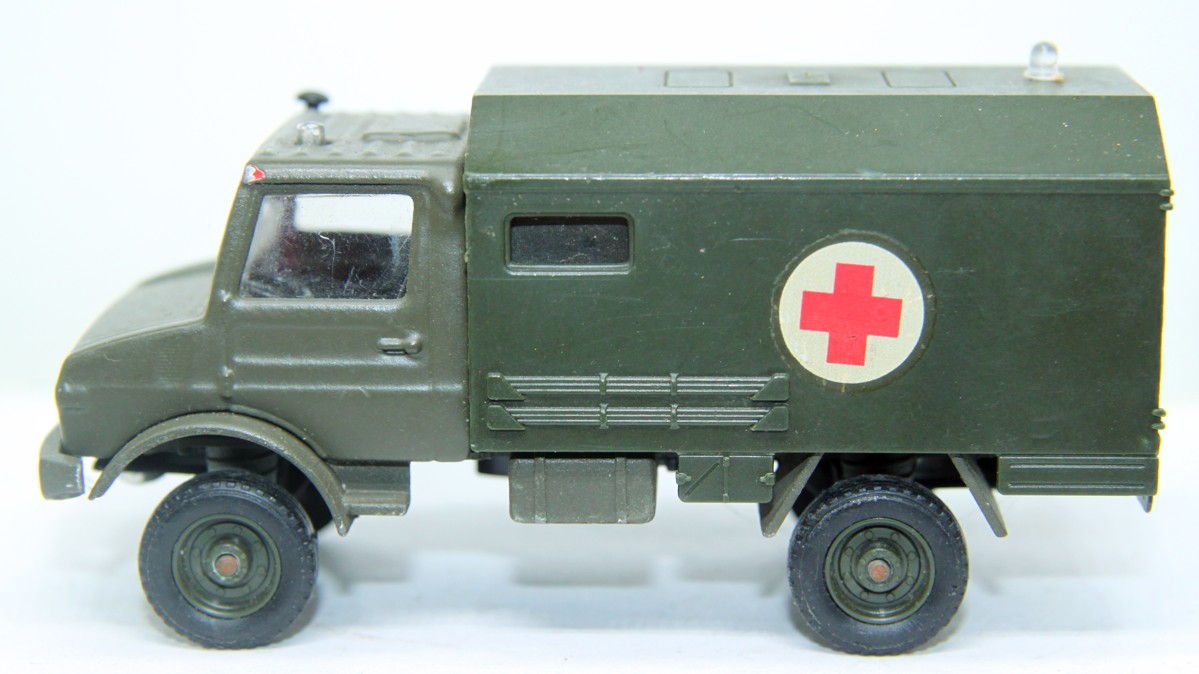Solido Militär Krankenwagen, oliv, Maßstab 1:55, bespielt mit geringen Gebrauchsspuren , siehe Bilder, ohne Originalverpackung  