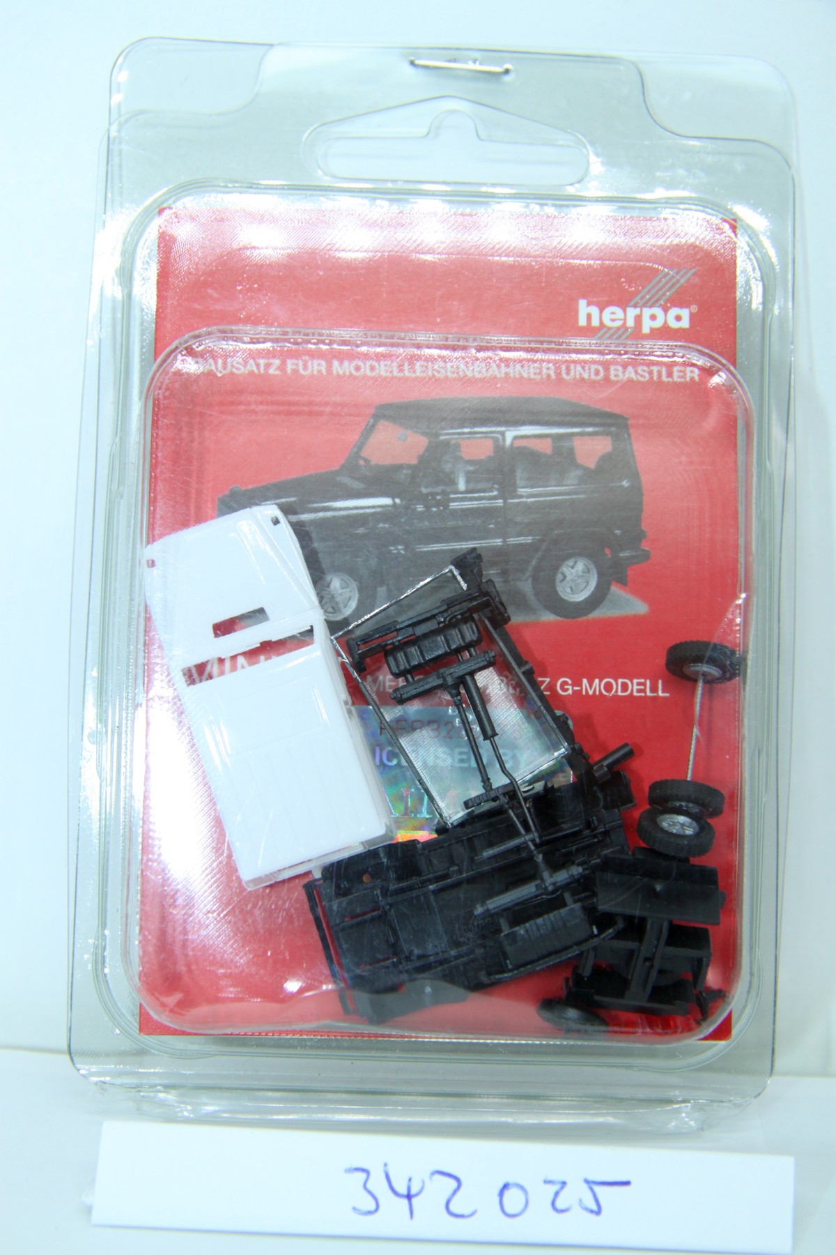 Herpa 342025, Minikits, Mercedes Benz G-model, long white, for H0 gauge, with original box.