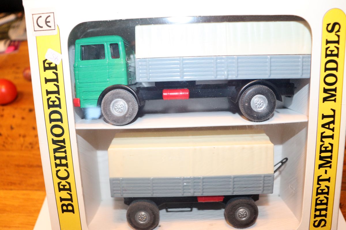 KOVAP 0625, Mercedes Lastkraftwagen (Truck) inklusive passendem Anhänger, grün/grau