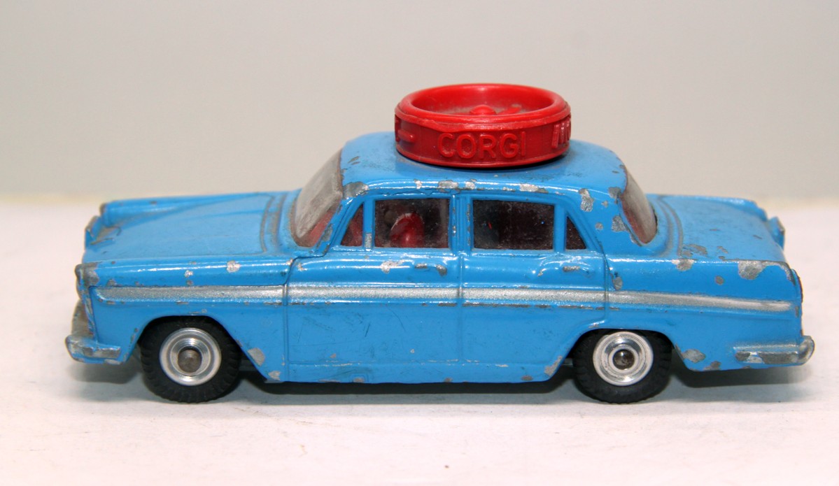 Corgi Toys, Austin.60, Fahrschulwagen, sehr alt, hellblau, Maßstab 1:55, bespielt mit sichtbaren Gebrauchsspuren,  siehe Bilder, ohne Originalverpackung
