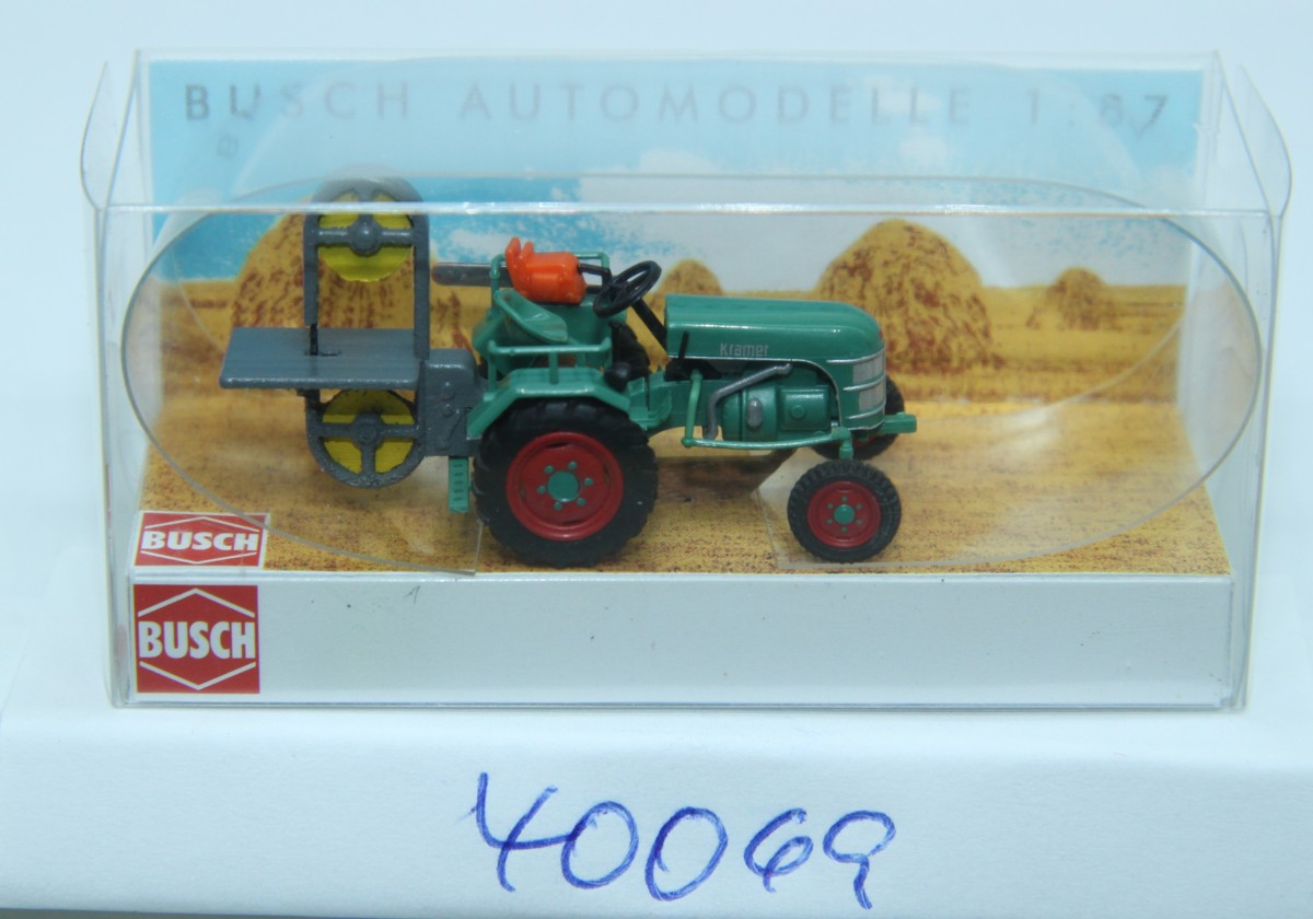 Busch 40069, Traktor Kramer KL 11, mit Bandsägenanba, grün