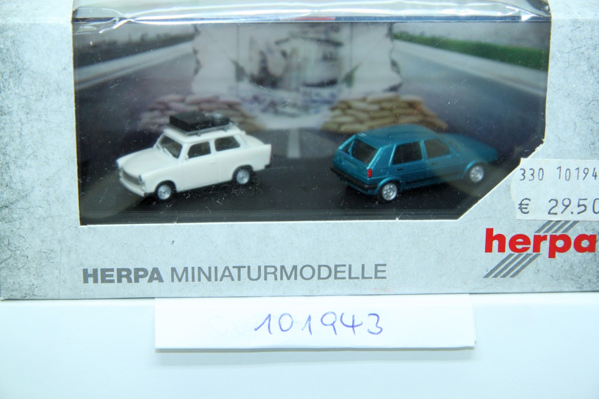 Herpa  101943, Herpa Set "25 Jahre Mauerfall": mit Trabant mit Dachträger (cremeweiß) und VW Golf (blaumetallic)