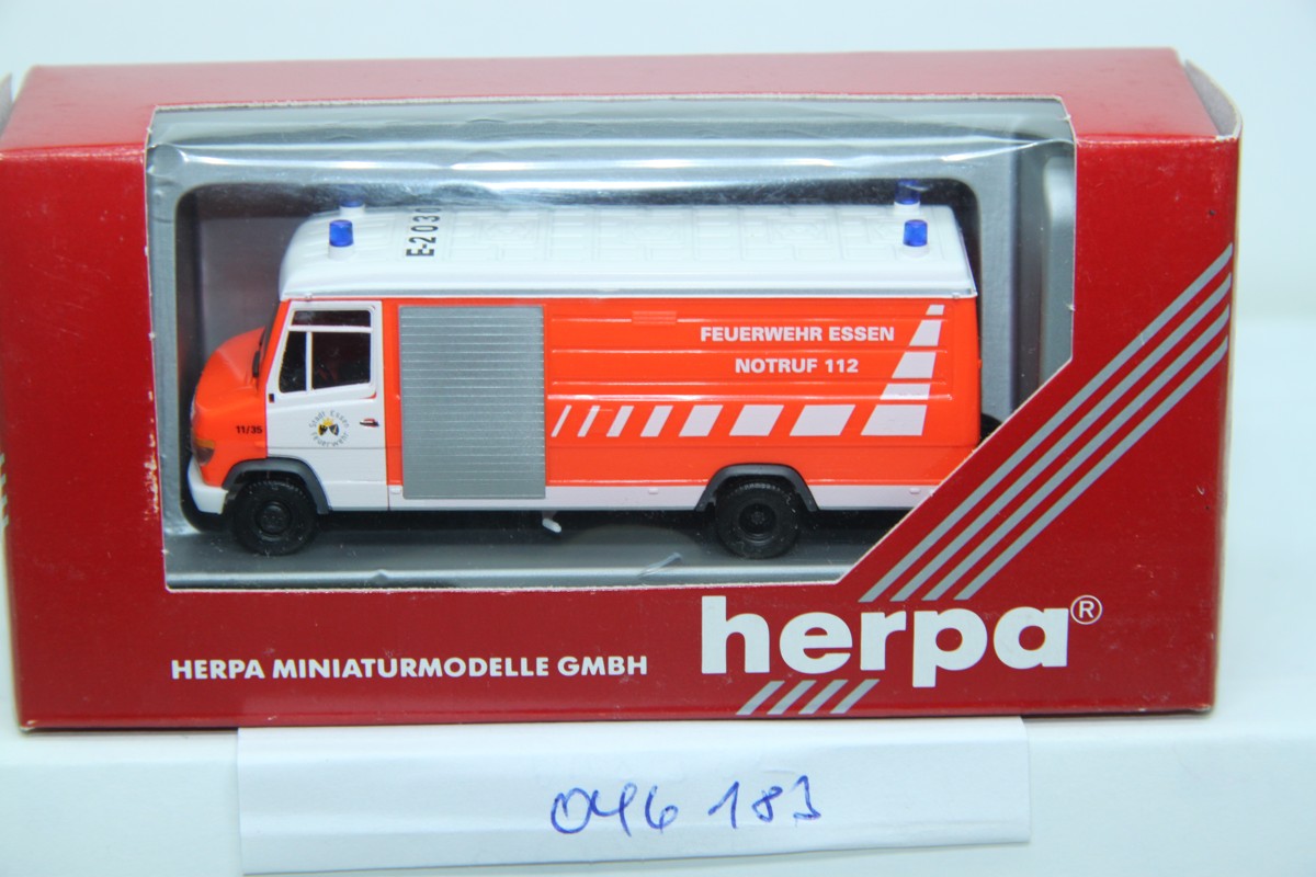 Herpa 046183, Mercedes-​Benz Vario Kasten Feuerwehr Löschrettung Essen